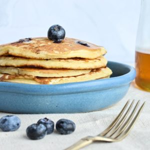 Pancakes aux bleuets sur assiette bleue