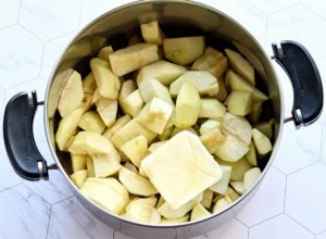 Casserole avec pommes, sirop érable et beurre.