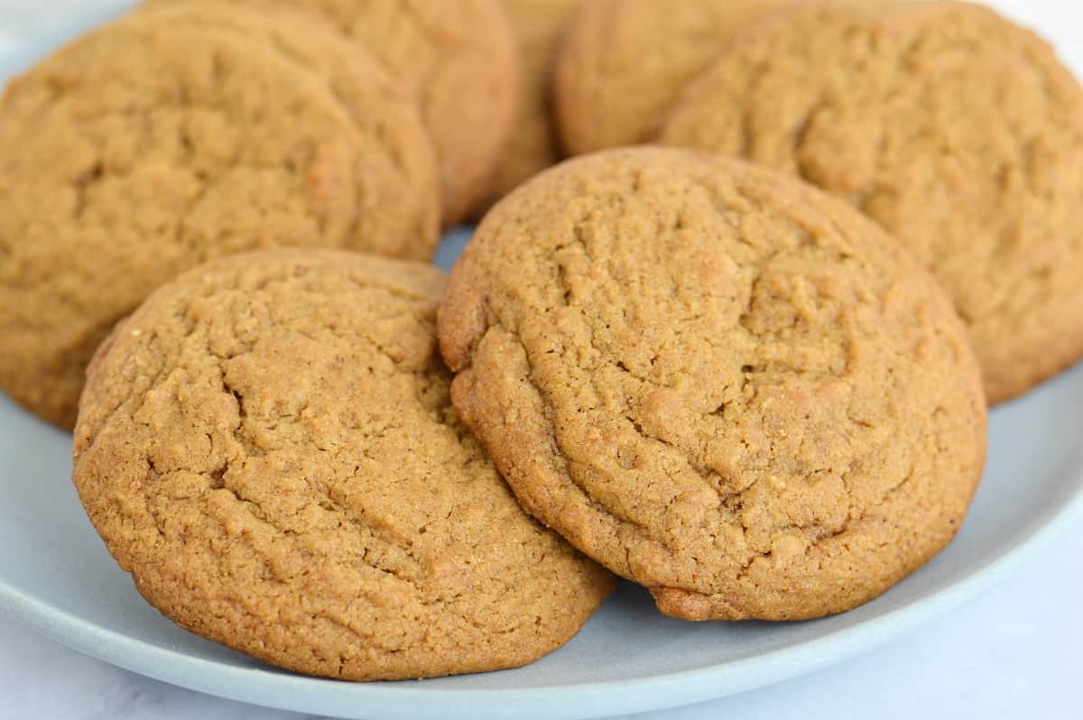 Gros plan d'une assiette de biscuits à la mélasse et au gingembre.