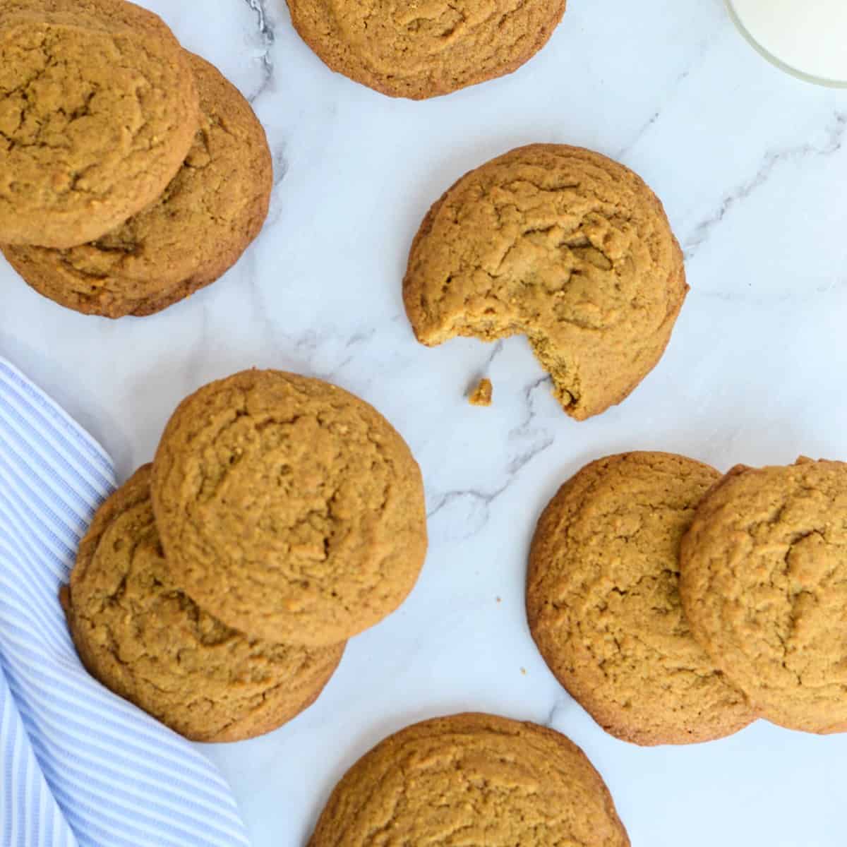 Biscuits mélasse et gingembre étalés sur une table, vus du dessus.